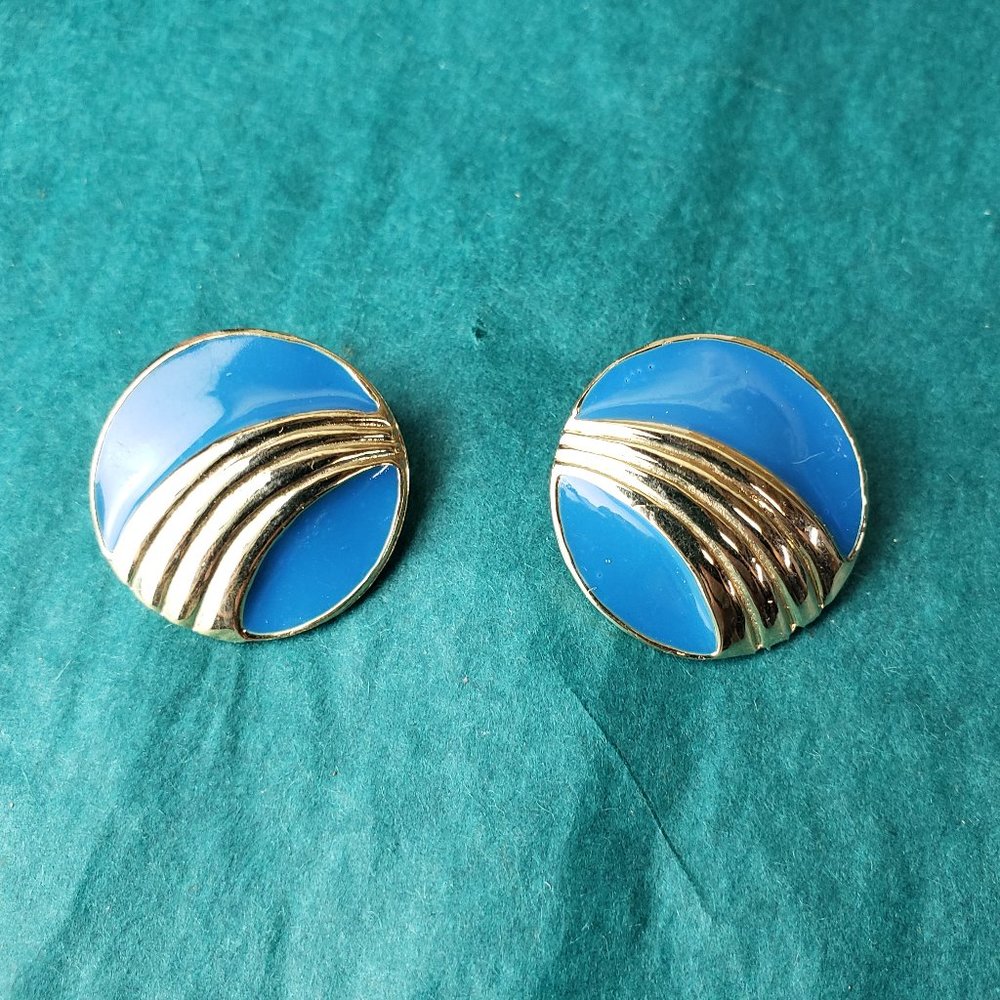 2/10$ Vintage gold tone and blue enamel clip on earrings